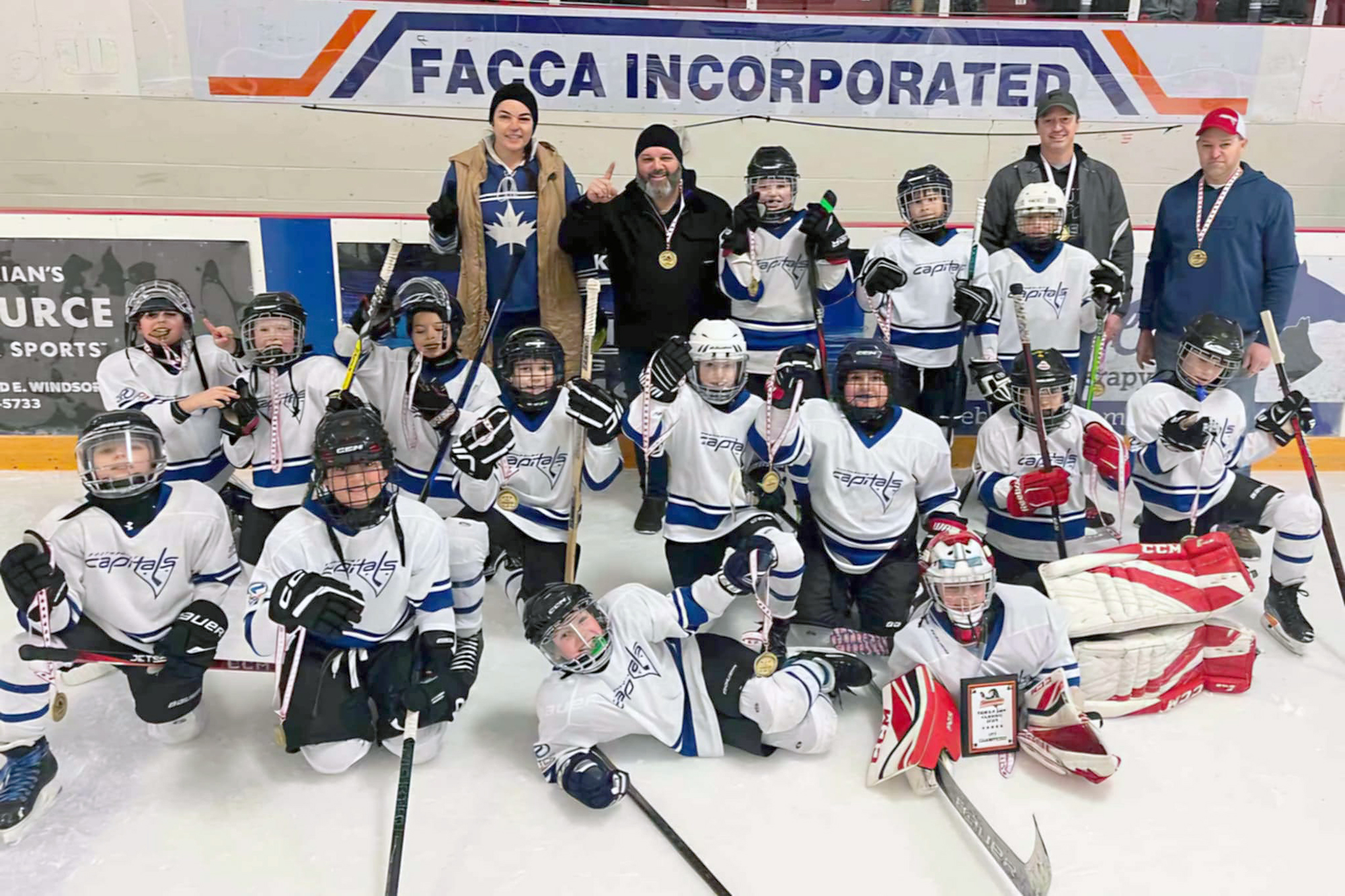 Southpoint Capitals U11 Blue team poses for a photo on the ice.