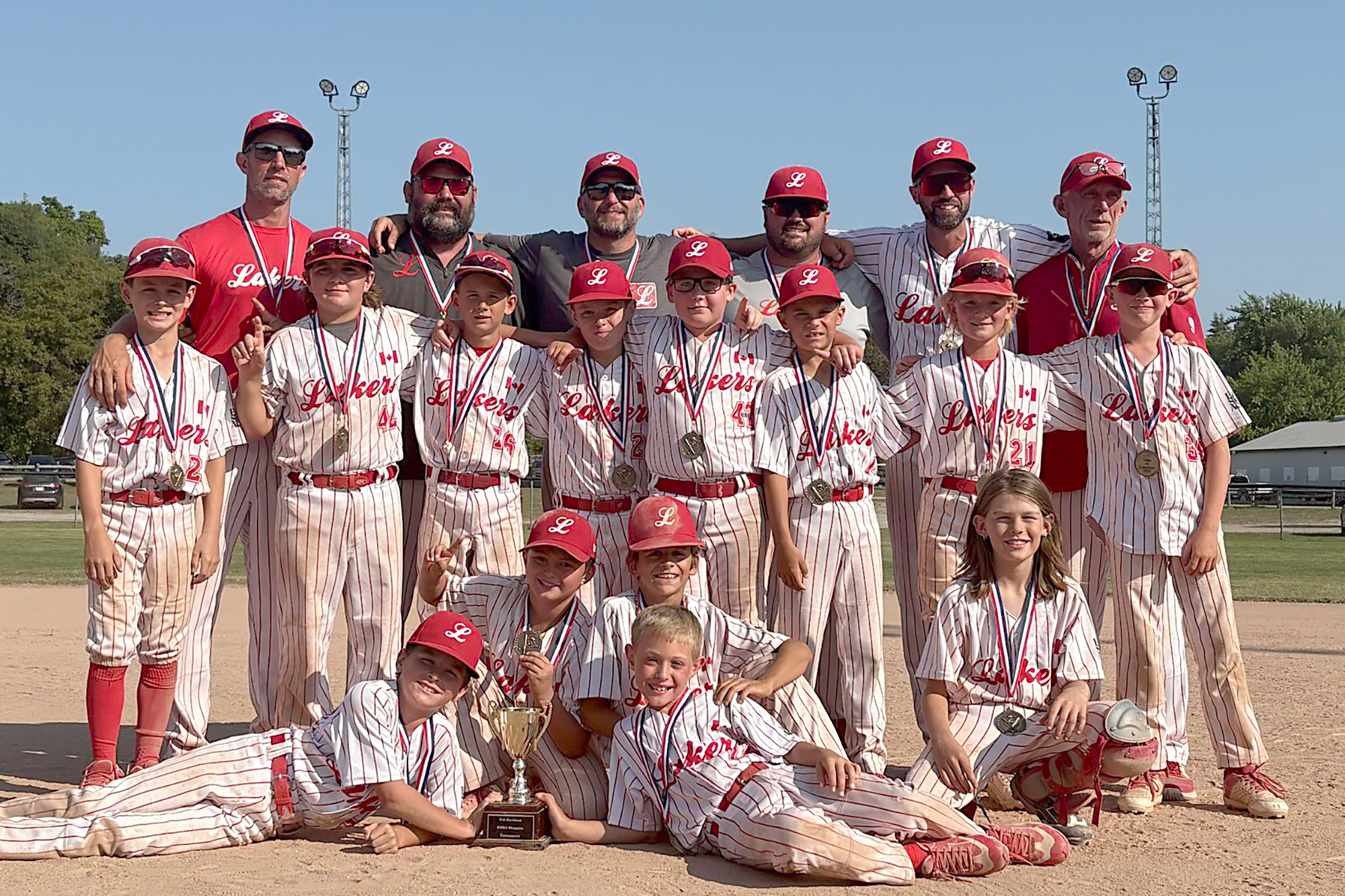 Leamington 10U Lakers players and coaches pose for a team phtoo after winning the Kincardine 11U tournament.